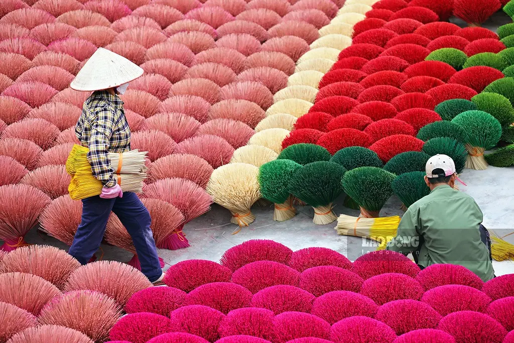 Công đoạn phơi hương tại Làng tăm hương Quảng Phú Cầu