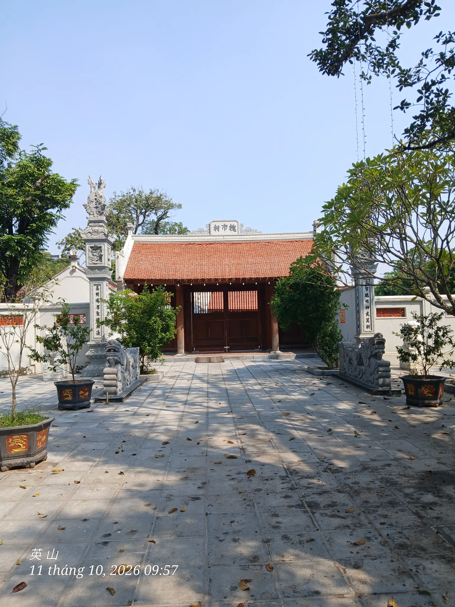 Cổng tam quan của đình làng Hòe Thị