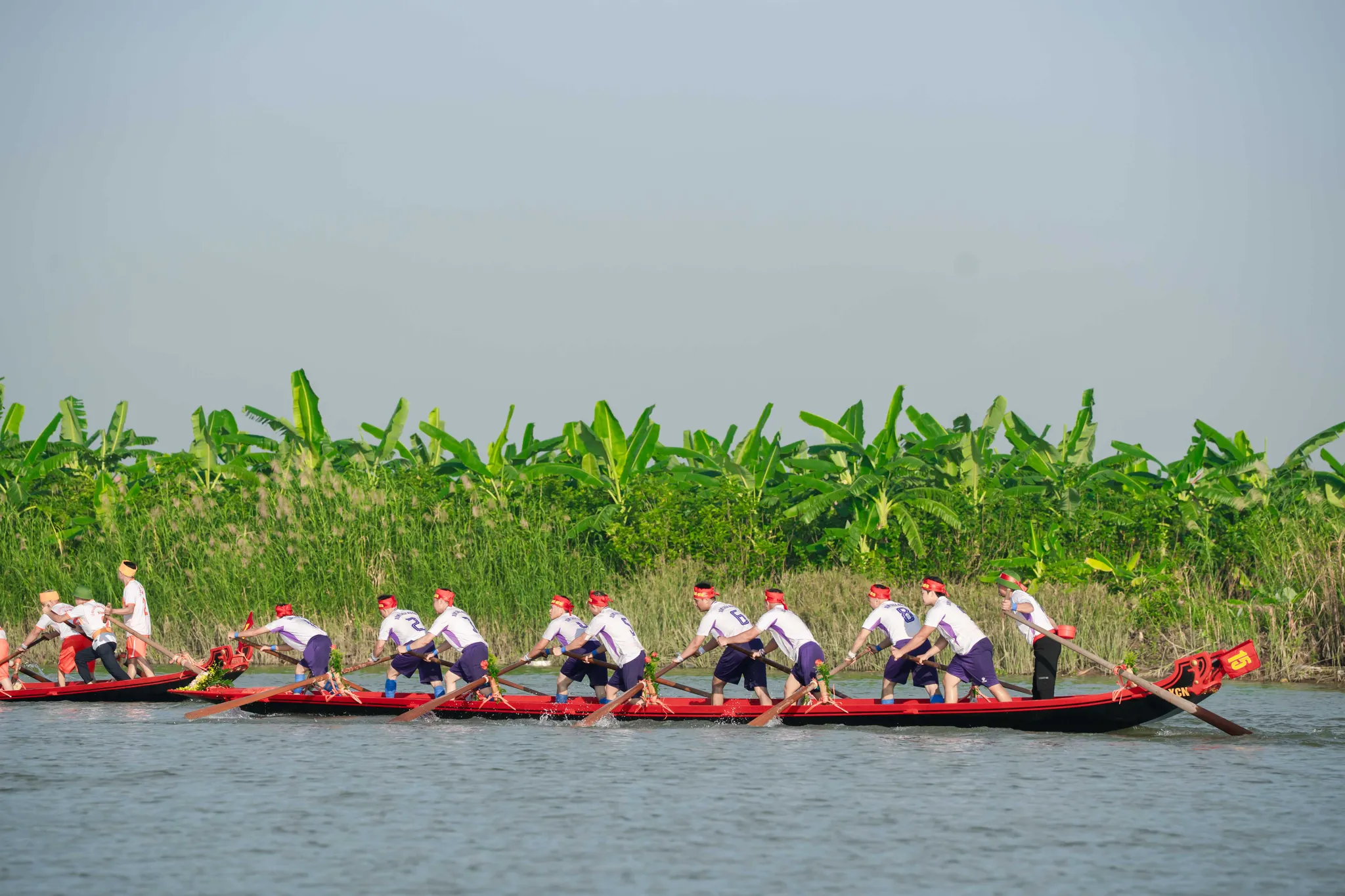 Các đội bơi trải trên sông Ninh Cơ Lễ hội chùa Keo Hành Thiện