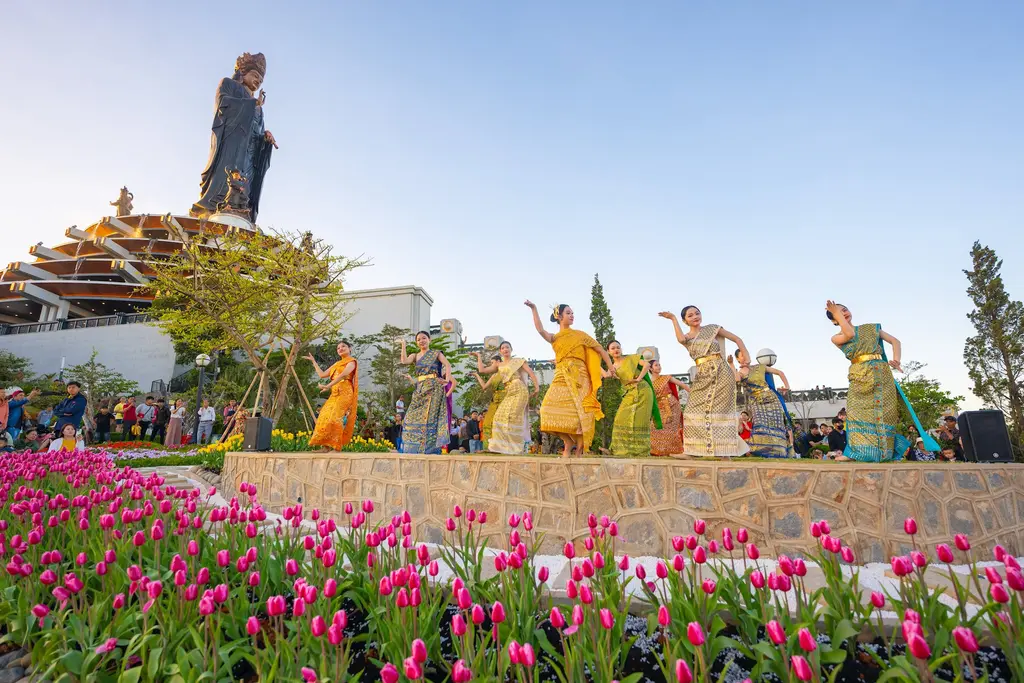Hoa tulip nở rực rỡ trên đỉnh núi Bà Đen