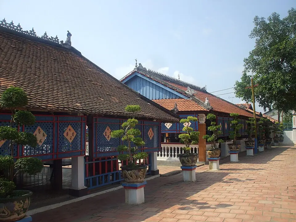 Một dãy nhà trệt trong Nhà Lớn Long Sơn