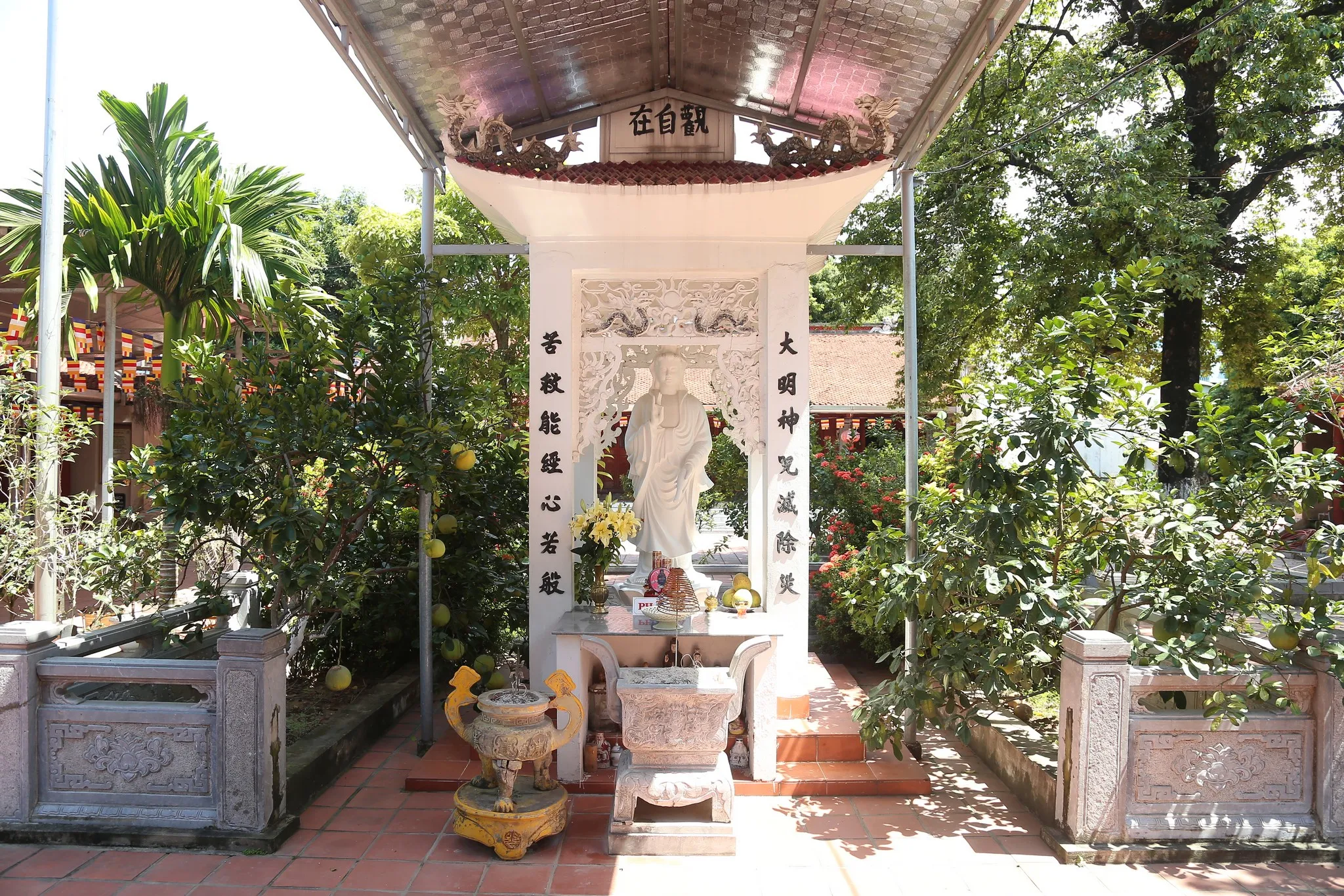 Tượng Quan Âm trong khuôn viên chùa Lưu Bái (Kiều Mai)
