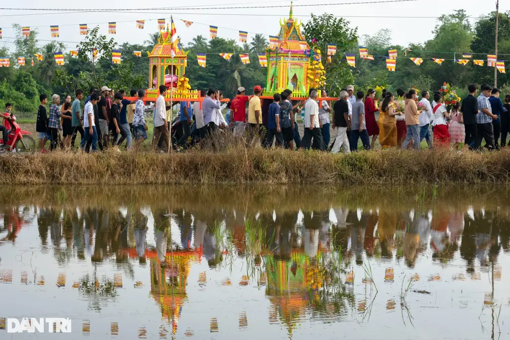 Đoàn dâng y tại Lễ dâng y Kathina