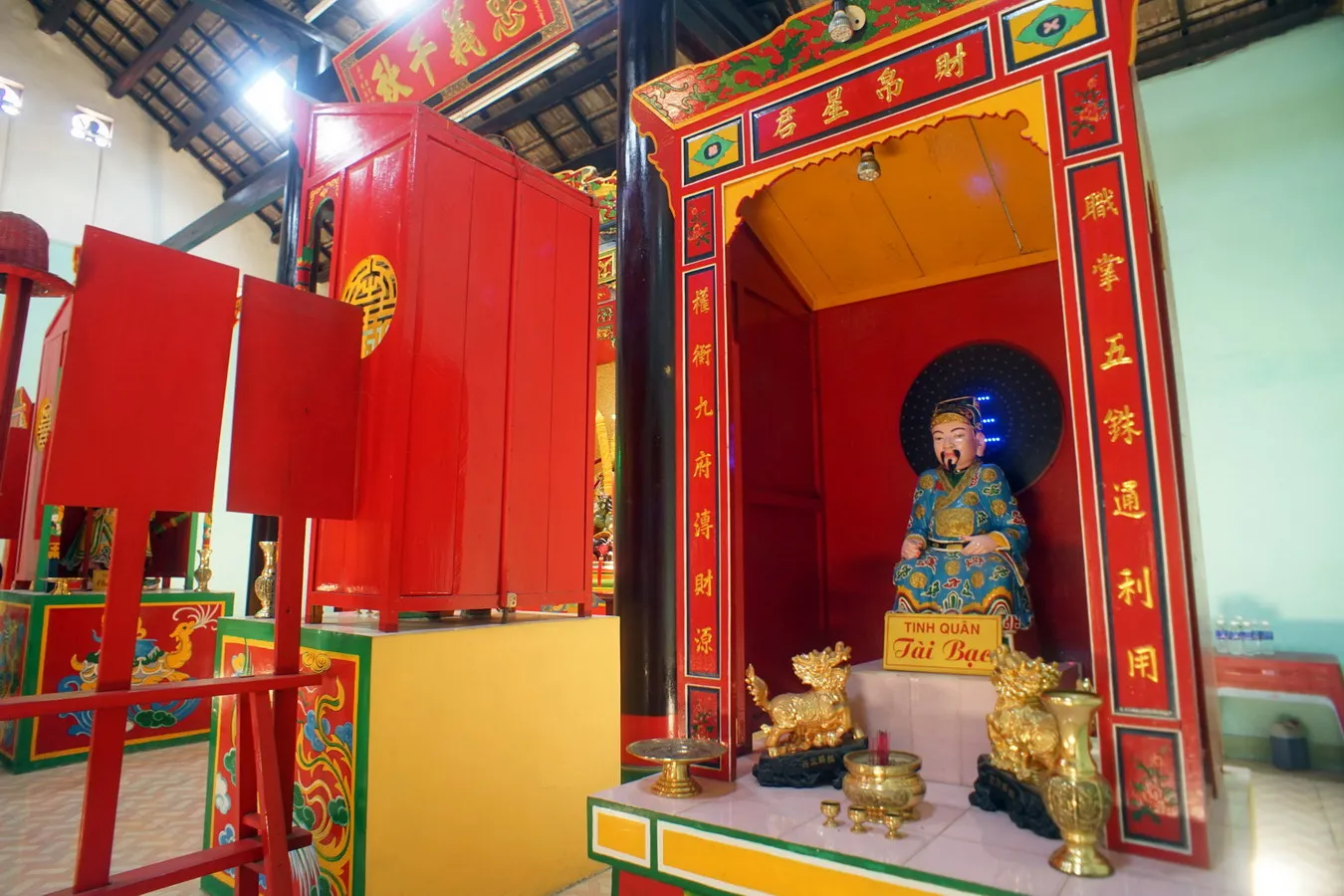 Ban thờ bên trong Miếu Quan Thánh Quảng Đông