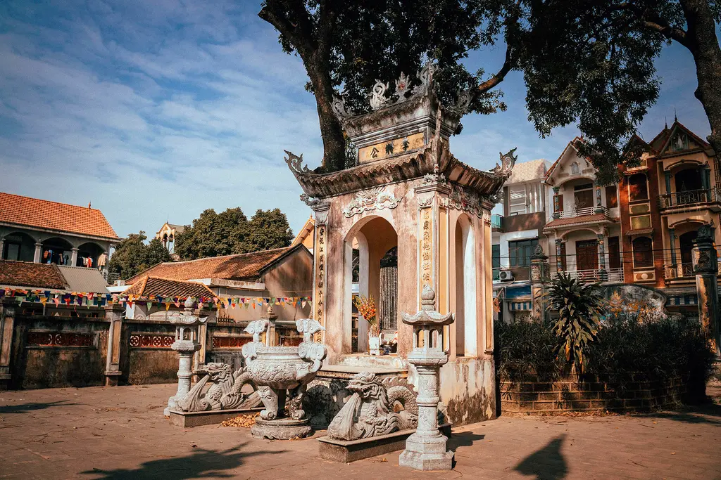 Văn bia đình Yên Duyệt nhìn từ bên phải