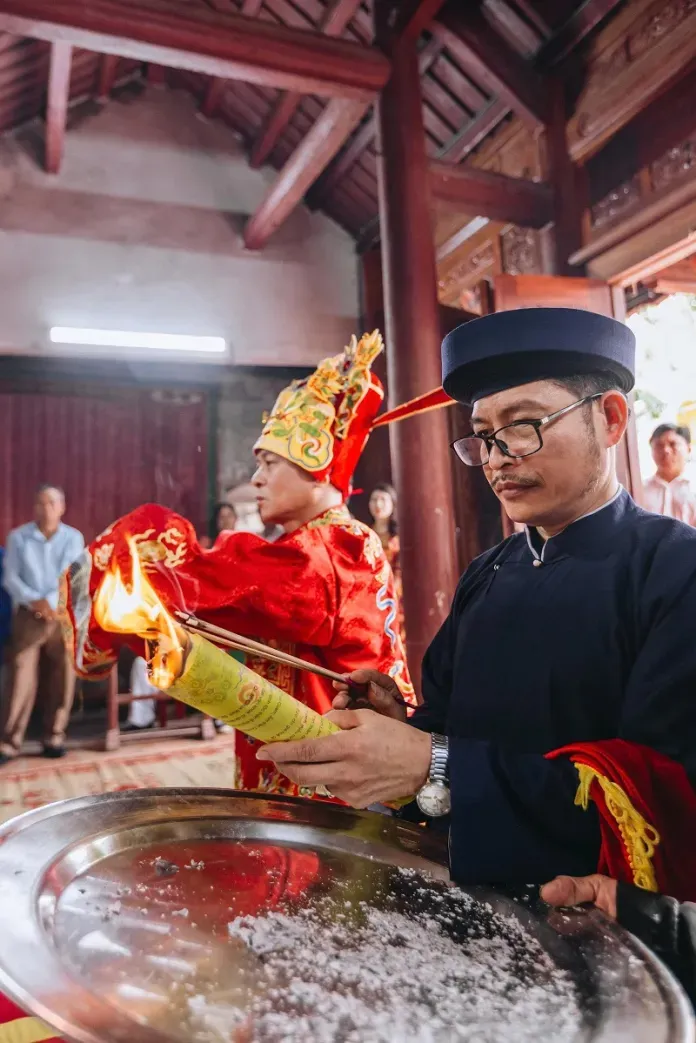 Nghi thức hóa sớ trong lễ tế tại Lễ hội Đền Kim Lung