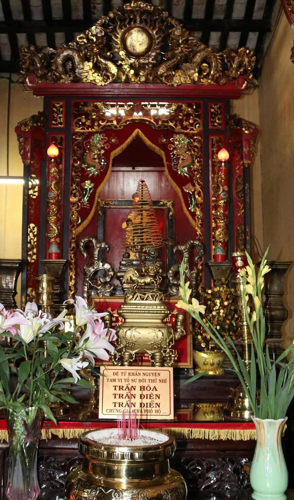Ban thờ Tam vị tổ sư họ Trần tại Lệ Châu Hội Quán
