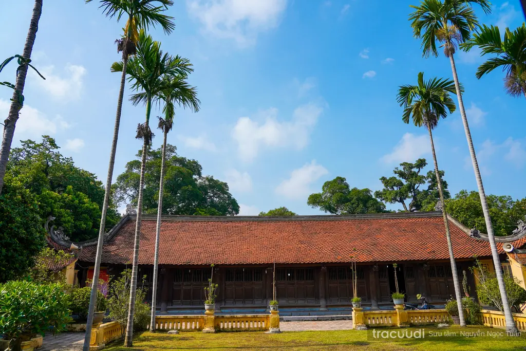 Không gian cảnh quan chính điện di tích Đình Đông Ngạc