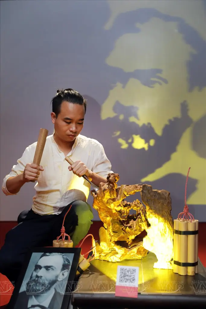 Nghệ nhân Bùi Văn Tự say sưa chế tác sản phẩm