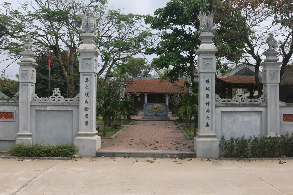 Cổng Đền thờ Phương Giai