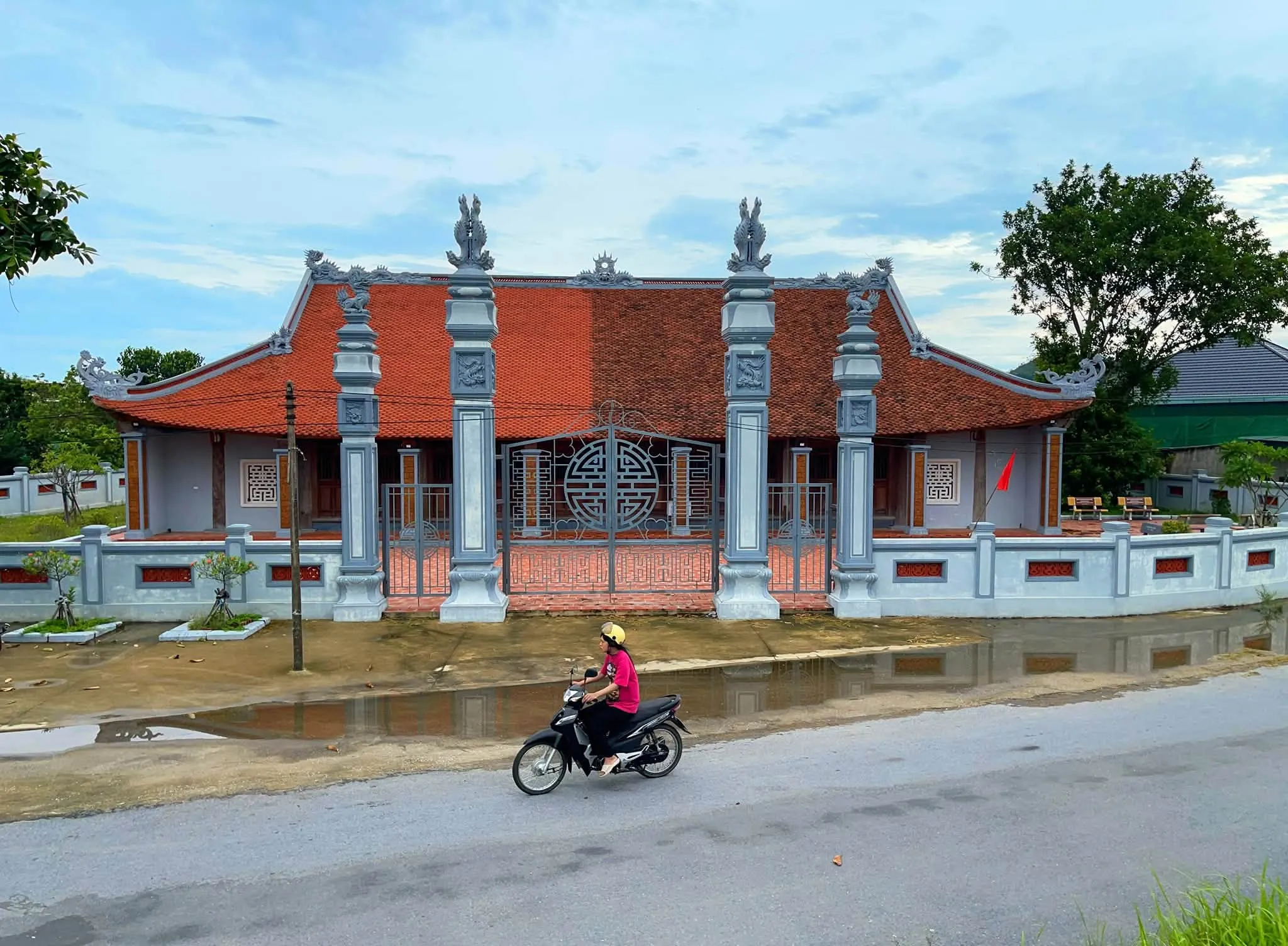 Cổng vào đình Hoành Sơn