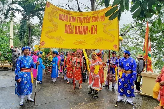 Nhân dân hành hương về trẩy hội Am Chúa