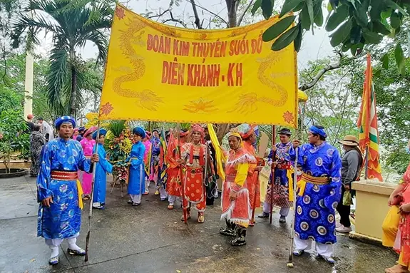 Nhân dân hành hương về trẩy hội Am Chúa