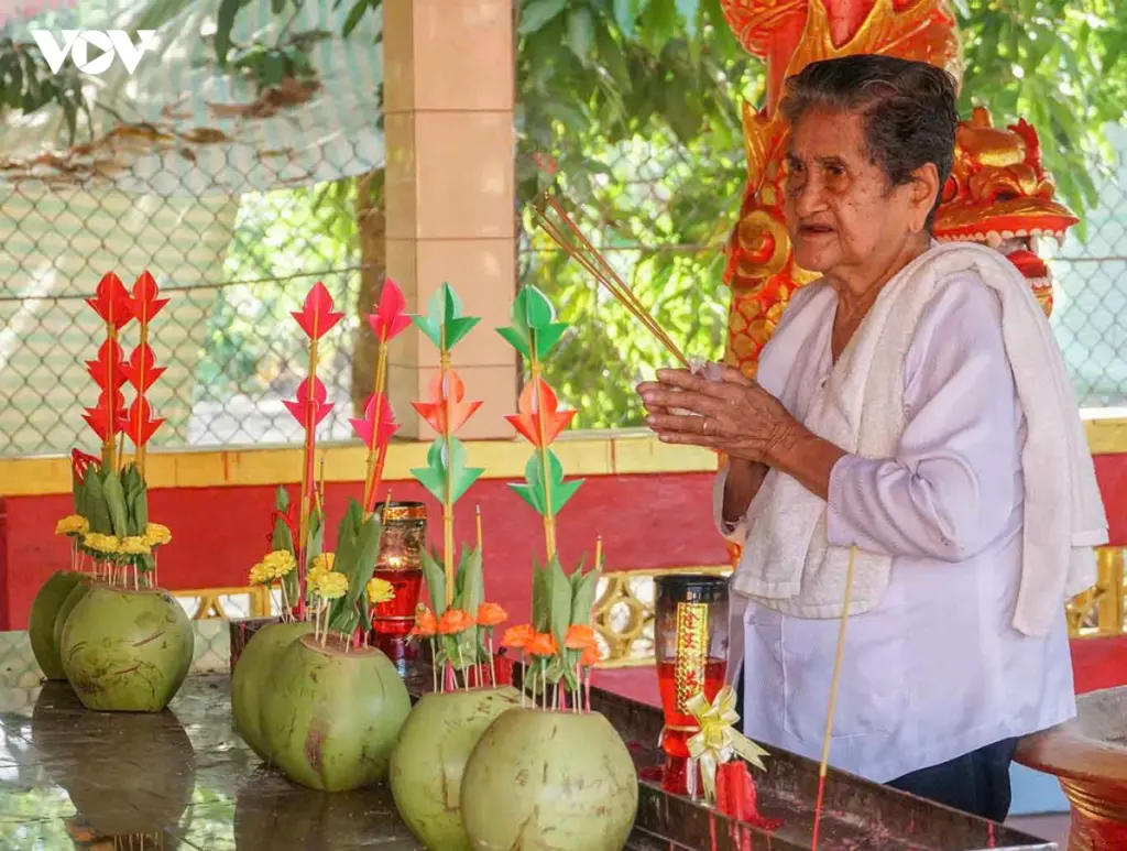 Đồng bào Khmer tham gia cầu nguyện tại Lễ hội Thắk Côn (Cúng Dừa)