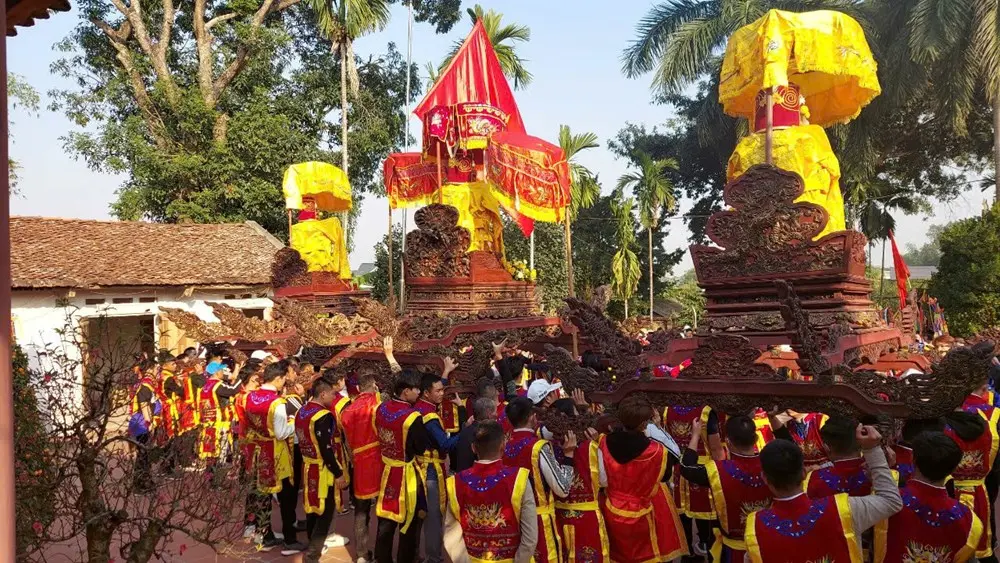Lễ rước tam vị Đức Thánh Tản tại Hội đền Măng Sơn