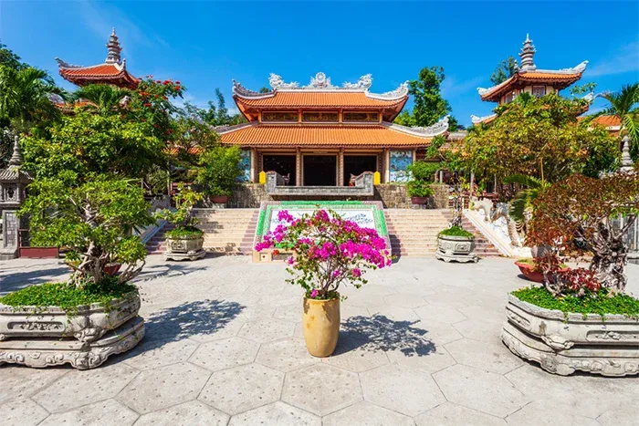 Chính điện Chùa Long Sơn