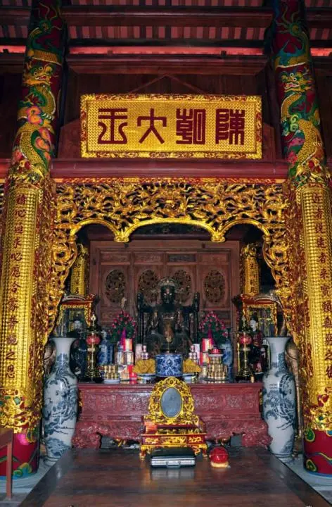 Ban thờ bên trong Đền A Sào