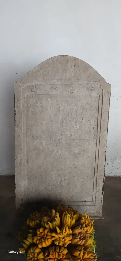 Bia đá ở chùa Trăm Gian