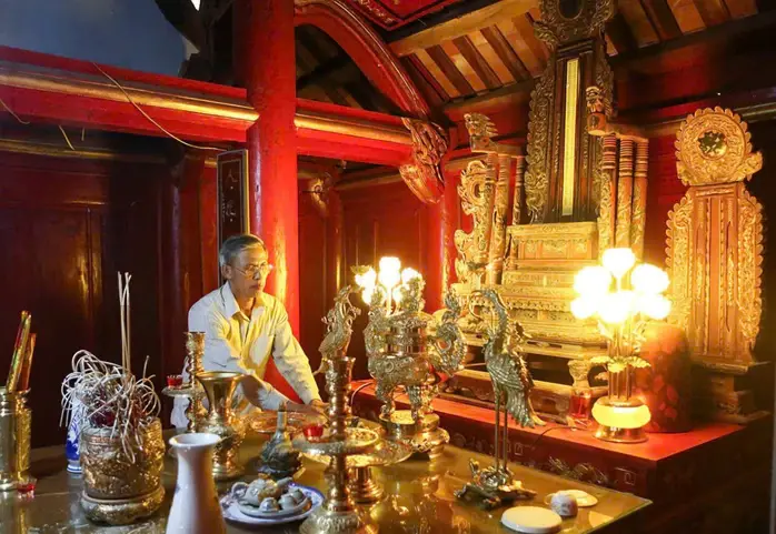 Gian thờ chính Đền Cả Tổng Du Đồng
