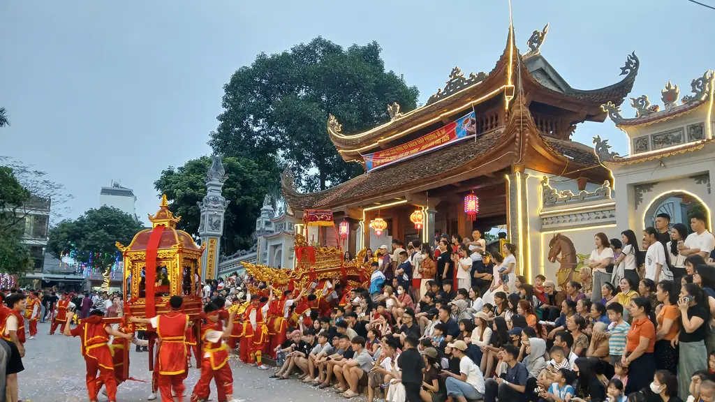 Rước kiệu long đình ở bên ngoài cổng đình làng Yên Trường
