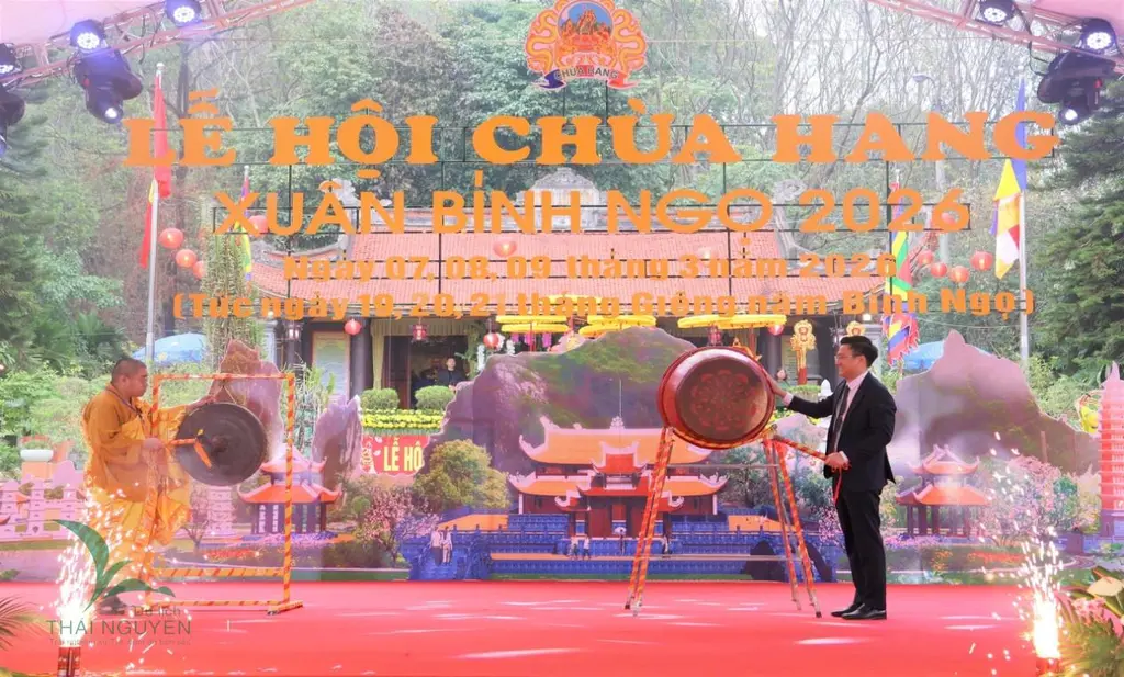 Khai hội Lễ hội Chùa Hang