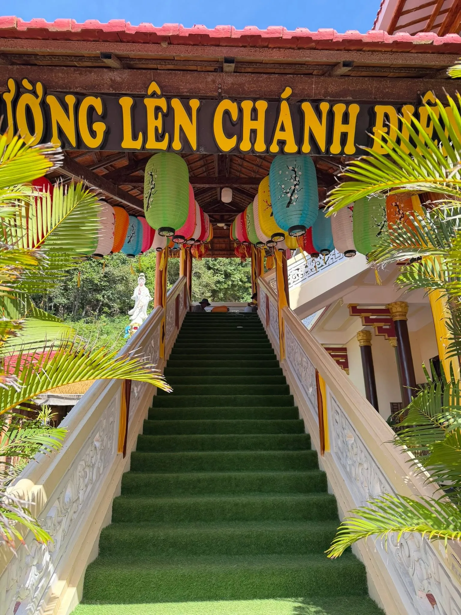 Lối lên chánh điện Chùa Từ Quang