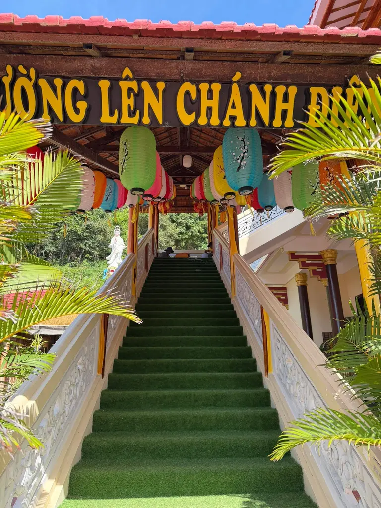 Lối lên chánh điện Chùa Từ Quang