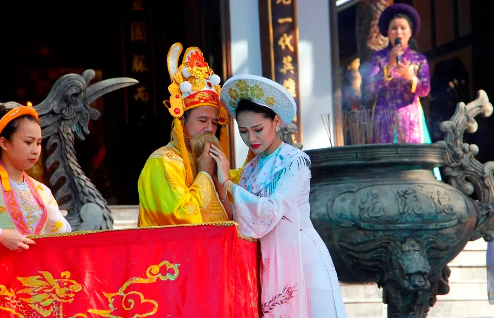 Tiết mục văn nghệ tại Lễ hội Đền Huyền Trân