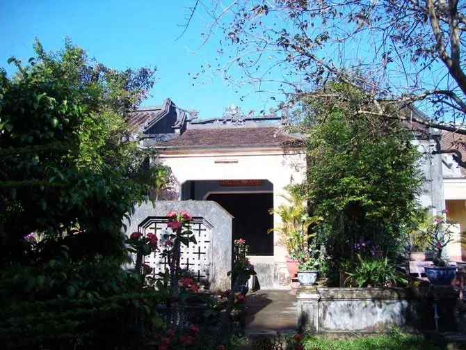 Nhà Phương trượng và hòn đá chém tại Chùa Tháp Đá Di Đà