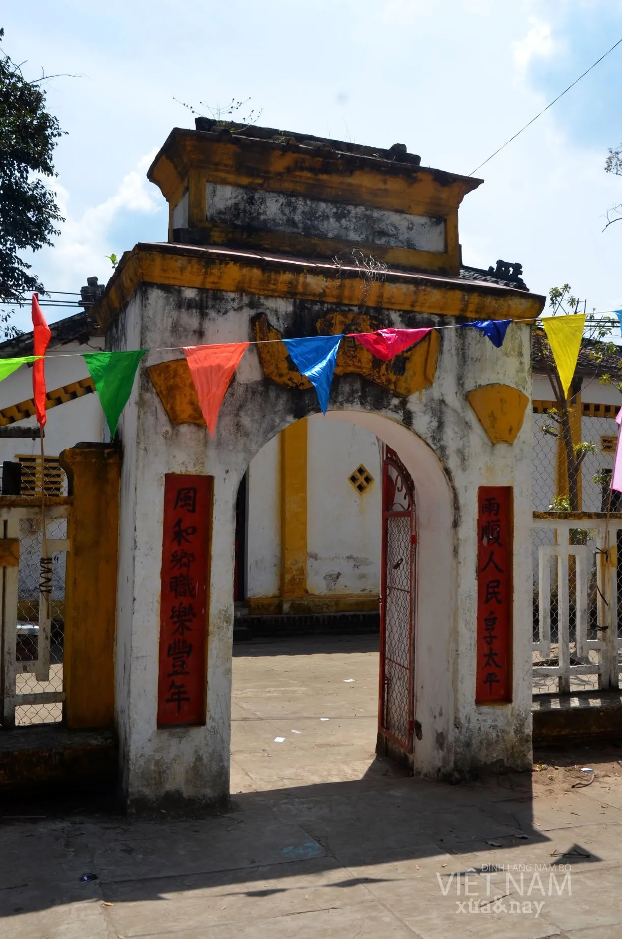 Không gian cảnh quan ngoài cổng đình Phú Hựu
