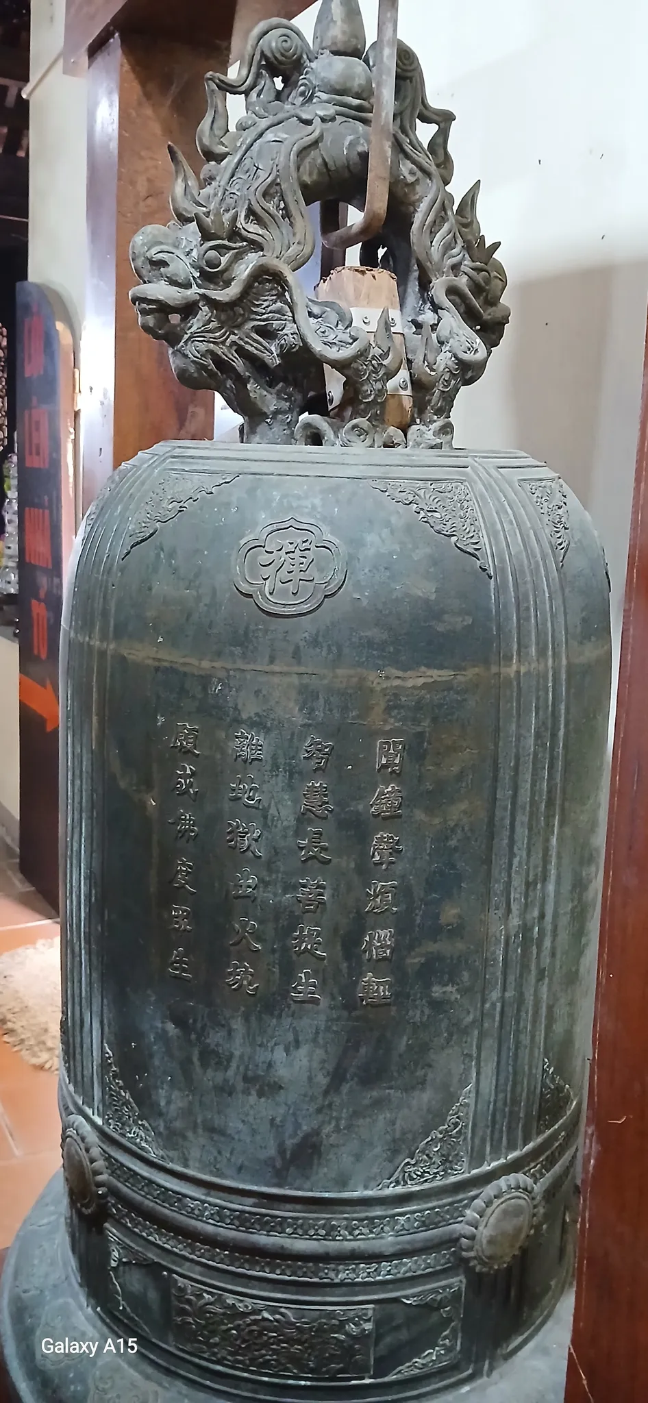 Chữ nho trên thân chuông trong chùa Trầm