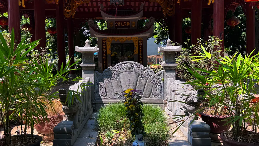 Khu mộ Đức thánh làng Hậu Ái