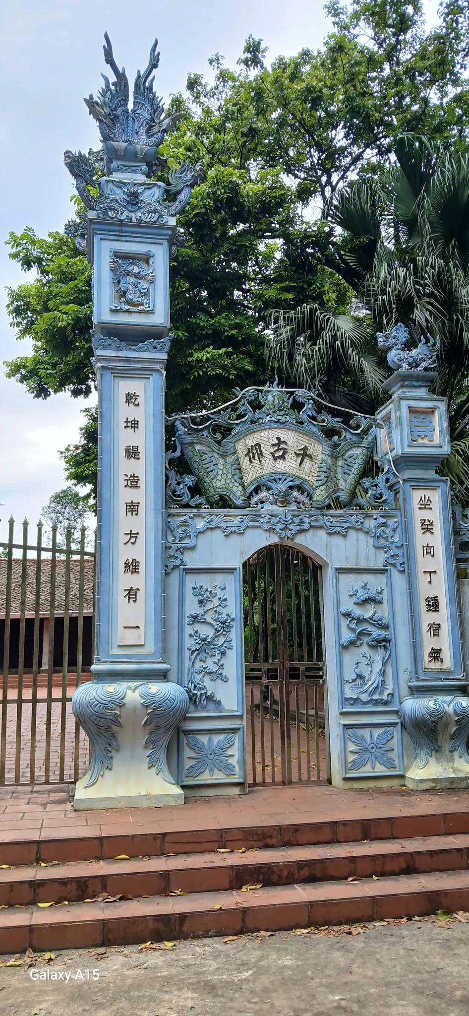 Bên trái cổng Quán Vật Đồng Nanh