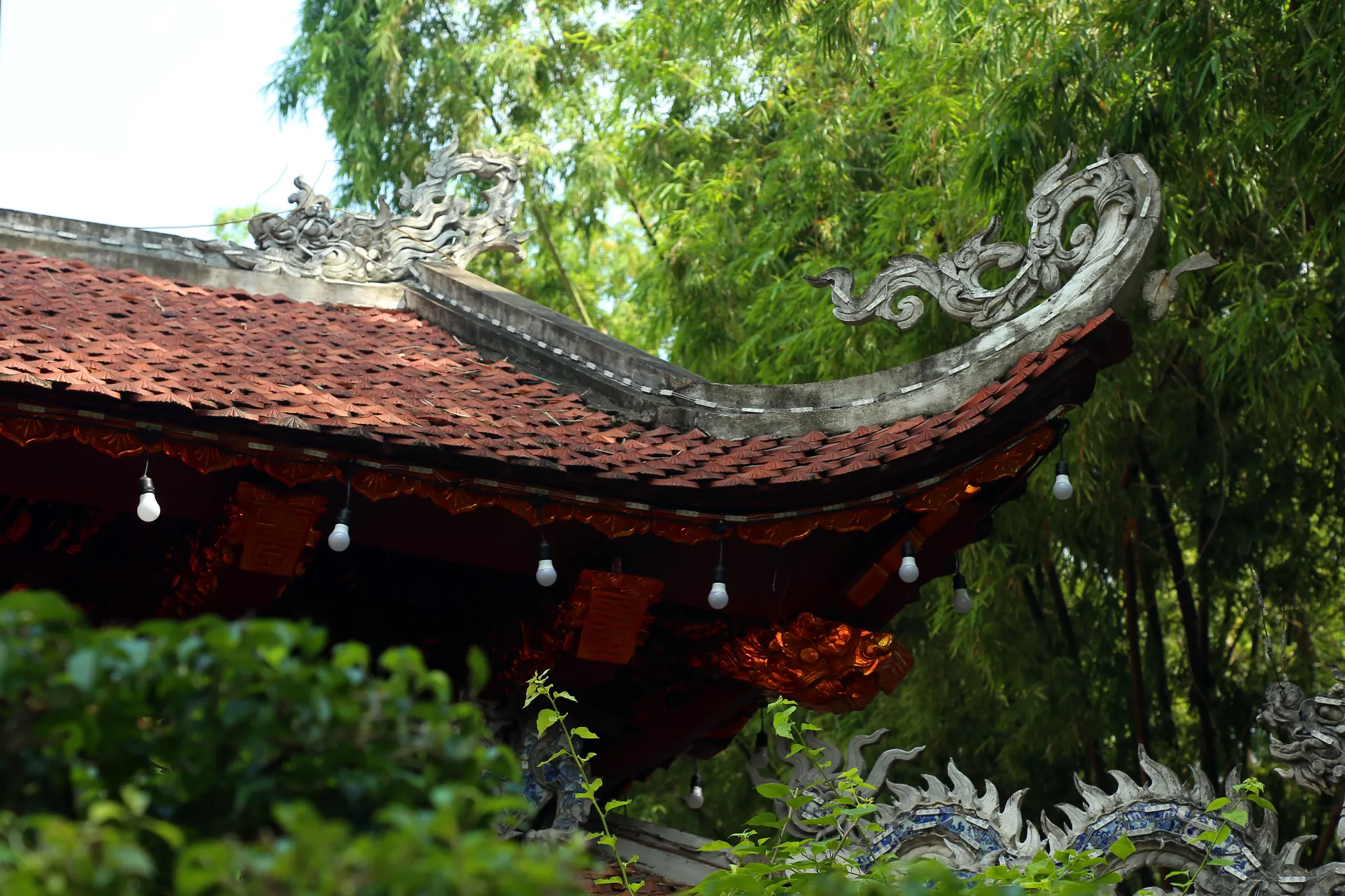 Mái đao tháp chuông chùa Linh Ứng