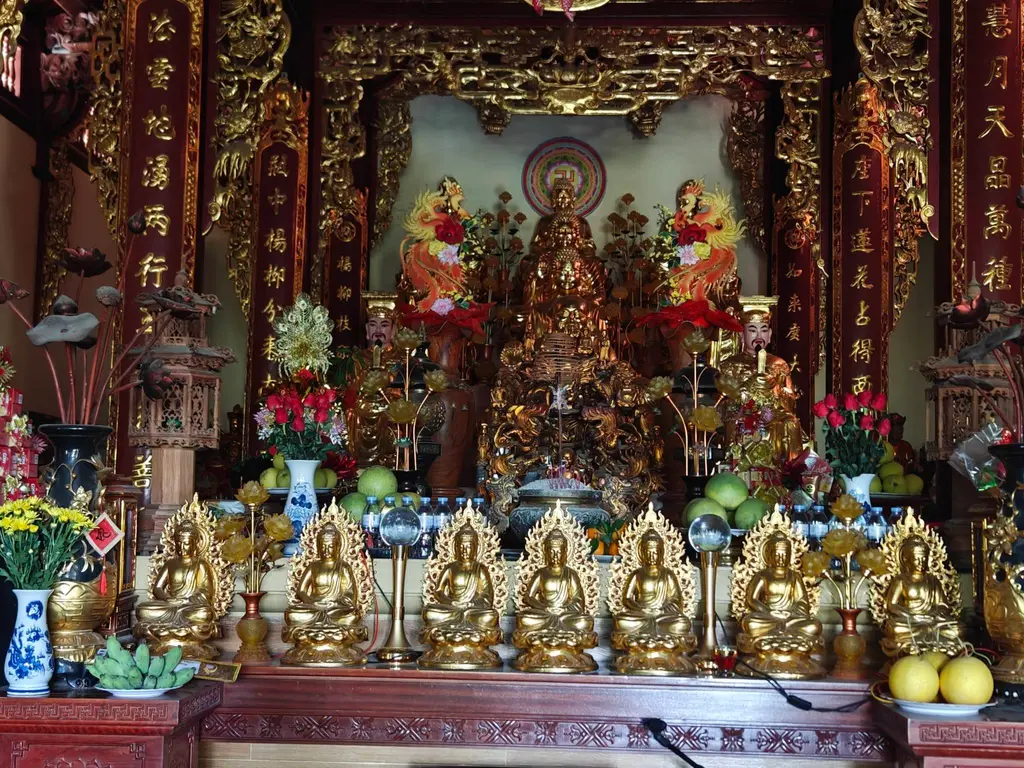 Ban thờ bên trong Chùa Ứng Linh