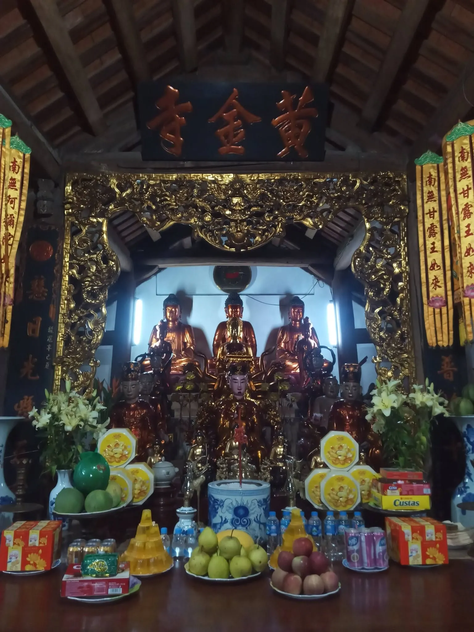 Ban thờ trong chùa Hoàng Kim