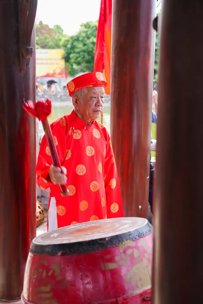 Hương lão đánh trống hội tại Lễ hội bắt vịt làng Thúy Lĩnh