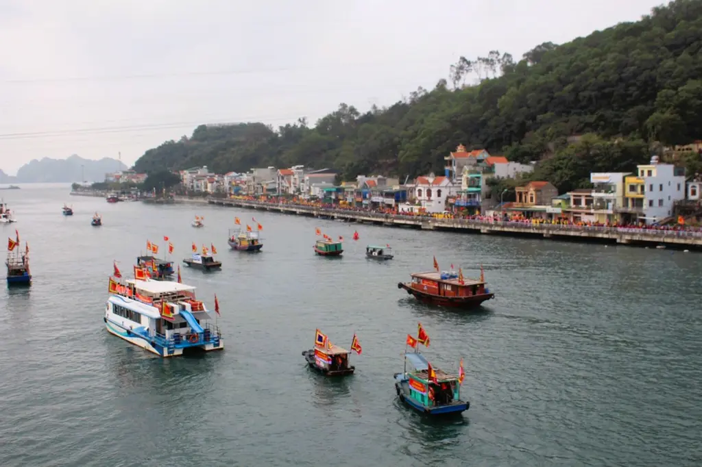 Hội thi đua thuyền trên hồ Baza tại Lễ hội Đền Cửa Ông