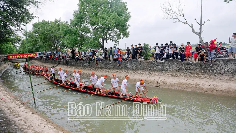 Bơi trải trên sông Ninh Cơ tại Lễ hội chùa Keo Hành Thiện