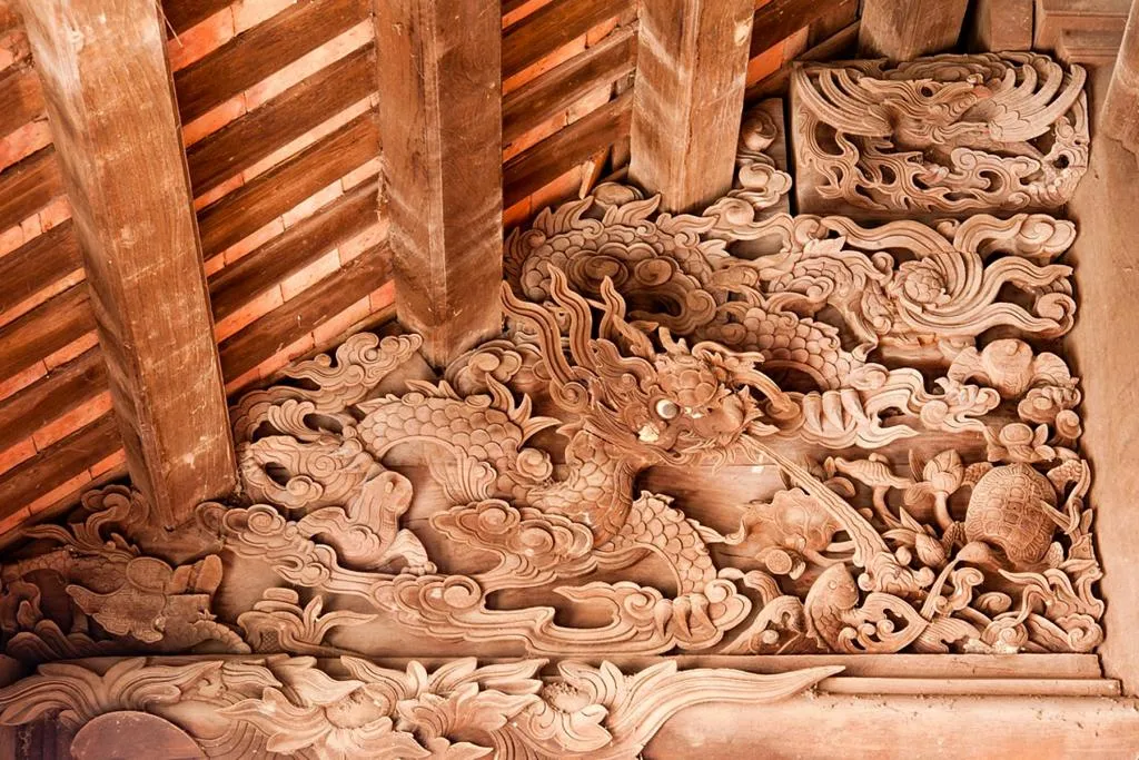 Chạm khắc rồng bên rong Đình Đồng Hòa