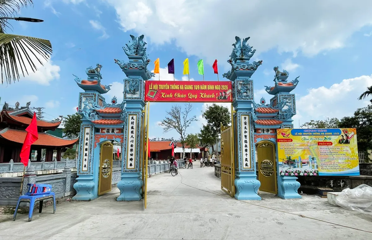 Cổng chính của Đình Hạ Giang