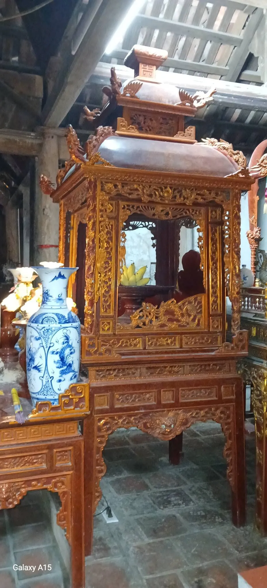 Long đình gỗ trong đình làng Tiên Lữ