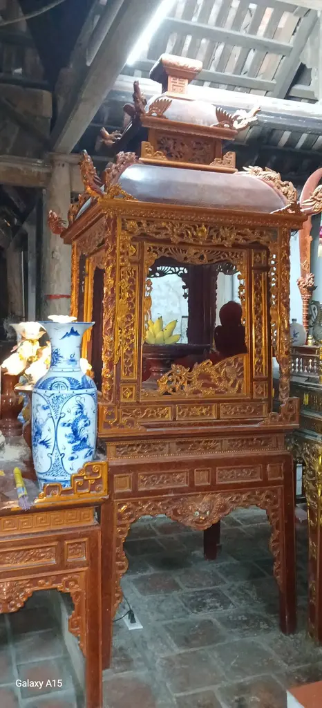 Long đình gỗ trong đình làng Tiên Lữ