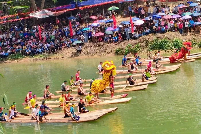 Đua bè mảng truyền thống của Lễ hội Phài Lừa