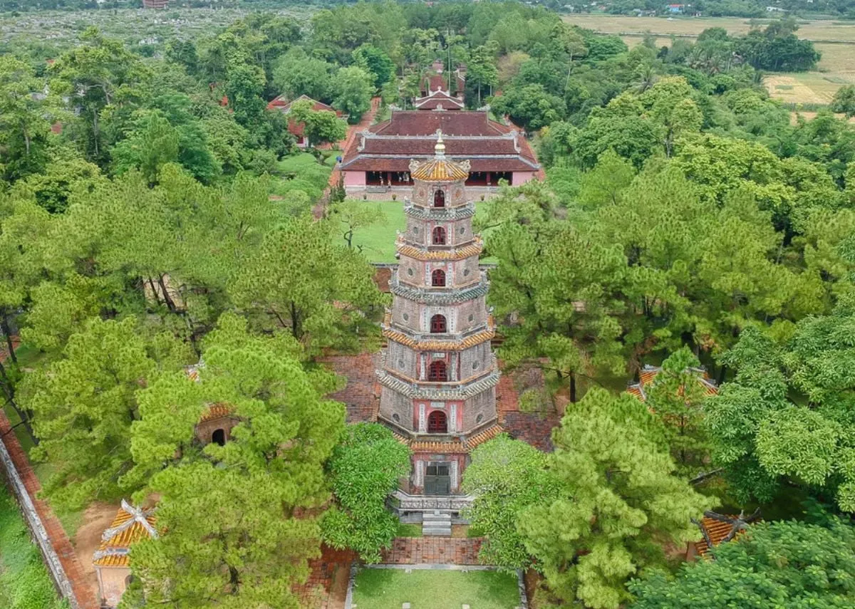 Toàn cảnh khuôn viên Chùa Thiên Mụ