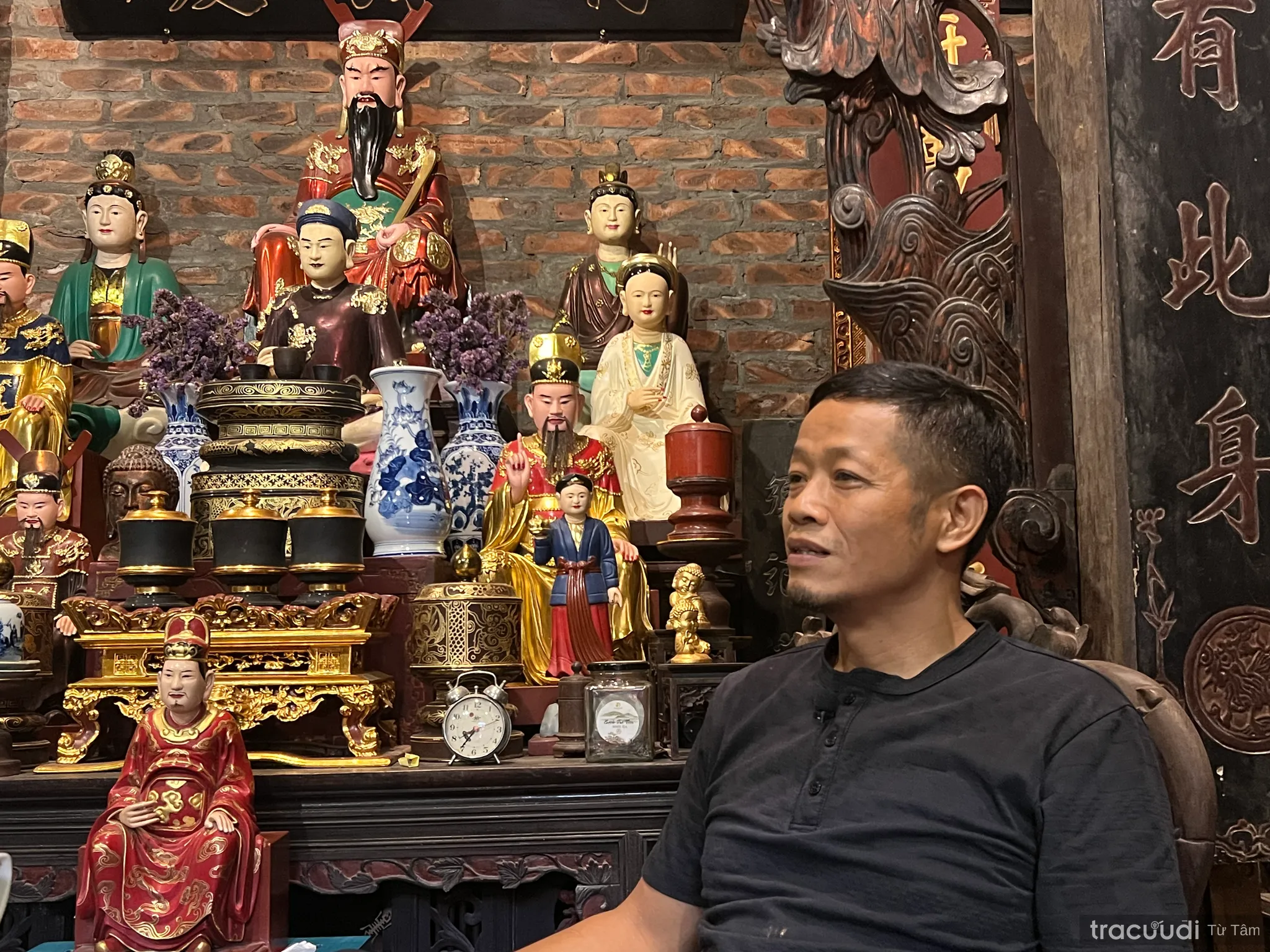 Nghệ nhân Nguyễn Viết Lợi và các sản phẩm trong không gian trưng bày tại gia đình