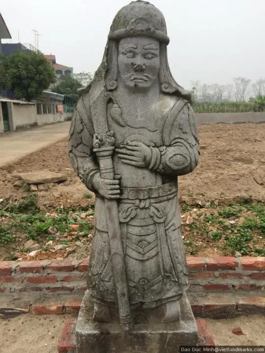 Tượng đá quan hầu tại Đình thờ quận công Nguyễn Đình Huấn