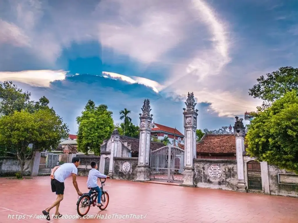 Cảnh quan bên ngoài di tích Đình Hạ Bằng