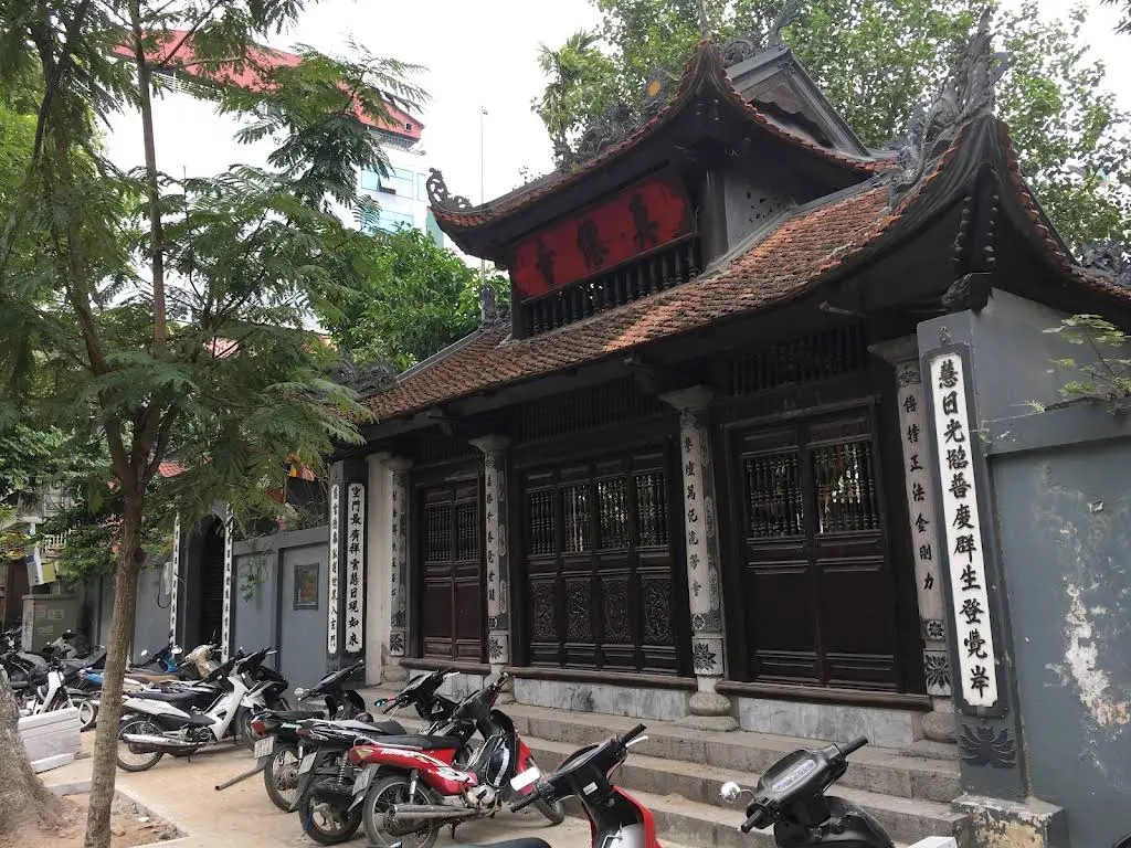 Cổng tam quan Chùa Chân Tiên