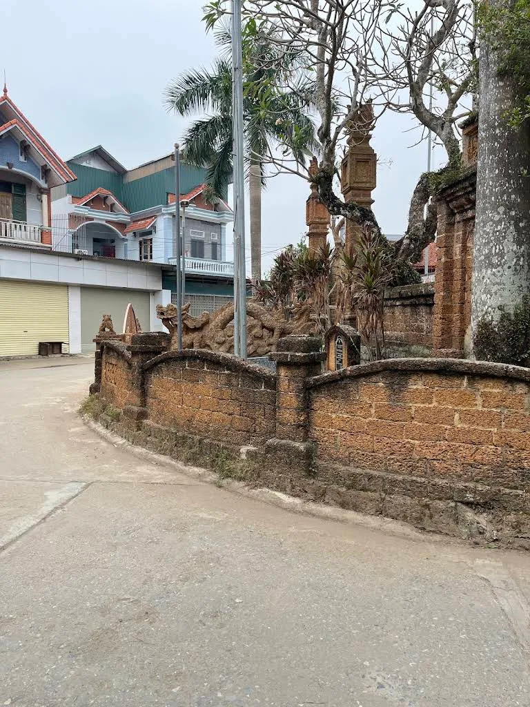 Không gian cảnh quan bên ngoài di tích Đình Yên Mỹ